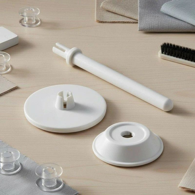【基本構成】: 3個セットの裁縫用品として、ミシン部品であるスプールピンキャップ、糸立てキャップ、ミシン糸立てキャップをまとめて揃えられます。交換用パーツとして使いやすく、日常のソー糸巻き環境を手早く整えられます。【糸の安定保持】: スプールピンキャップが糸コマをしっかり押さえ、縫製中の糸抜けを防ぎます。糸の流れを安定させやすく、スムーズな送り出しをサポートします。【絡まり防止】: 糸立てキャップの形状が糸コマのブレを抑え、糸の絡まりや引っかかりを軽減します。細かな作業でも扱いやすく、縫い始めから終わりまで快適に使えます。【交換しやすさ】: 既存のパーツが傷んだときの交換用として役立つミシン糸コマ押さえです。工具に頼りすぎずに取り付けやすいので、家庭用ミシンのメンテナンスを手軽に進められます。【実用的な用途】: 裁縫や補修、ハンドメイド制作など、糸を安定して使いたい場面で活躍します。小さな部品ながら、縫い心地のばらつきを抑えて作業効率を高めるのに役立ちます。ご購入前のご案内 ● サイズについて：スタッフ間で測り方を統一していますが、実寸に1〜3cmの誤差がある場合がありますのでご了承ください。 ● 商品の色は、撮影時の光やモニターによって異なる場合がありますのでご注意ください。 ● 生地特性により匂いが感じられることがありますが、数日で気にならなくなります。 ● 他店舗と在庫を共有しているため、受注後に欠品となる場合があります。 ▼出荷前には全て検品を行っておりますが、万が一商品に不具合があった場合は、お問い合わせフォームよりご連絡くださいますようお願い申し上げます。営業日に対応いたしますのでご安心ください。【基本構成】: 3個セットの裁縫用品として、ミシン部品であるスプールピンキャップ、糸立てキャップ、ミシン糸立てキャップをまとめて揃えられます。交換用パーツとして使いやすく、日常のソー糸巻き環境を手早く整えられます。【糸の安定保持】: スプールピンキャップが糸コマをしっかり押さえ、縫製中の糸抜けを防ぎます。糸の流れを安定させやすく、スムーズな送り出しをサポートします。【絡まり防止】: 糸立てキャップの形状が糸コマのブレを抑え、糸の絡まりや引っかかりを軽減します。細かな作業でも扱いやすく、縫い始めから終わりまで快適に使えます。【交換しやすさ】: 既存のパーツが傷んだときの交換用として役立つミシン糸コマ押さえです。工具に頼りすぎずに取り付けやすいので、家庭用ミシンのメンテナンスを手軽に進められます。【実用的な用途】: 裁縫や補修、ハンドメイド制作など、糸を安定して使いたい場面で活躍します。小さな部品ながら、縫い心地のばらつきを抑えて作業効率を高めるのに役立ちます。