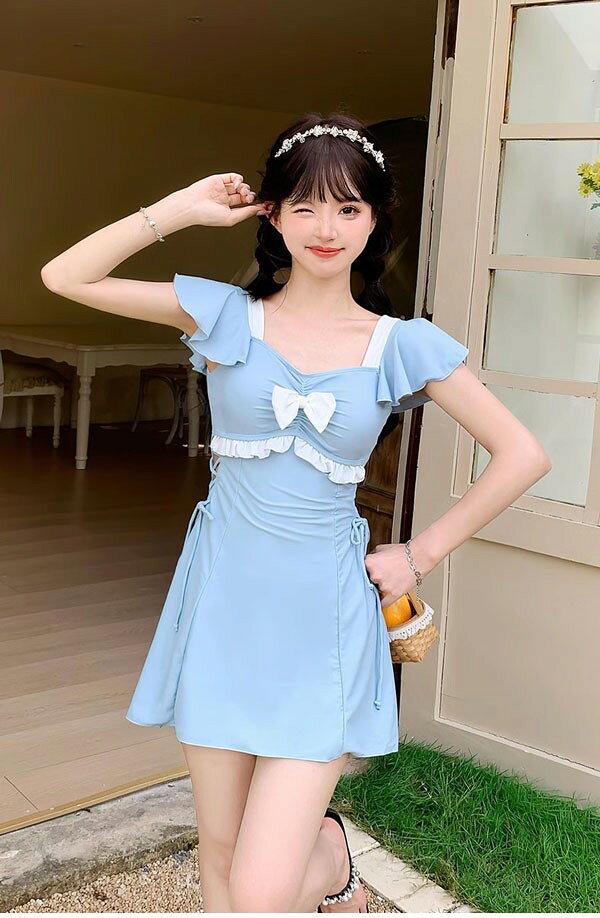 グレースショップのワンピース水着 服みたいな 水着 2点セット 半袖 ロリータ ワイヤーなし パッド付 レディース 着瘦せ シンプル リボン フリル 写真映え 撮影用 海 夏 サマー プール リゾート かわいい オシャレ 旅行 温泉 大人 女性用 ジュニア 学生 女の子 ブルー｜アングル2