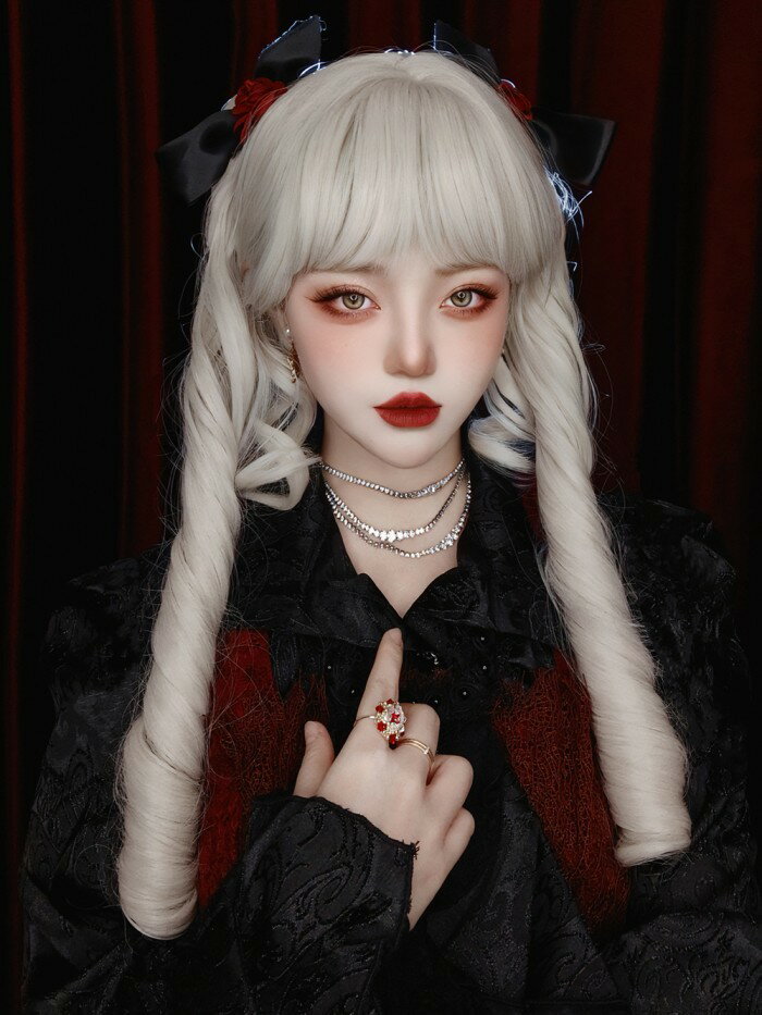 中世の貴族風 巻き毛 ホワイト髪 フルウィッグ かつら 女性 長髪 ロング丈 ロングウィッグ ロングヘア ロリータ lolita 前髪あり 自然 可愛い wig コスプレ 耐熱ウィッグ 小顔効果 コスチューム 仮装 文化祭 学園祭 演劇 舞台 イベント 変装 女装 dp229x1x1jc