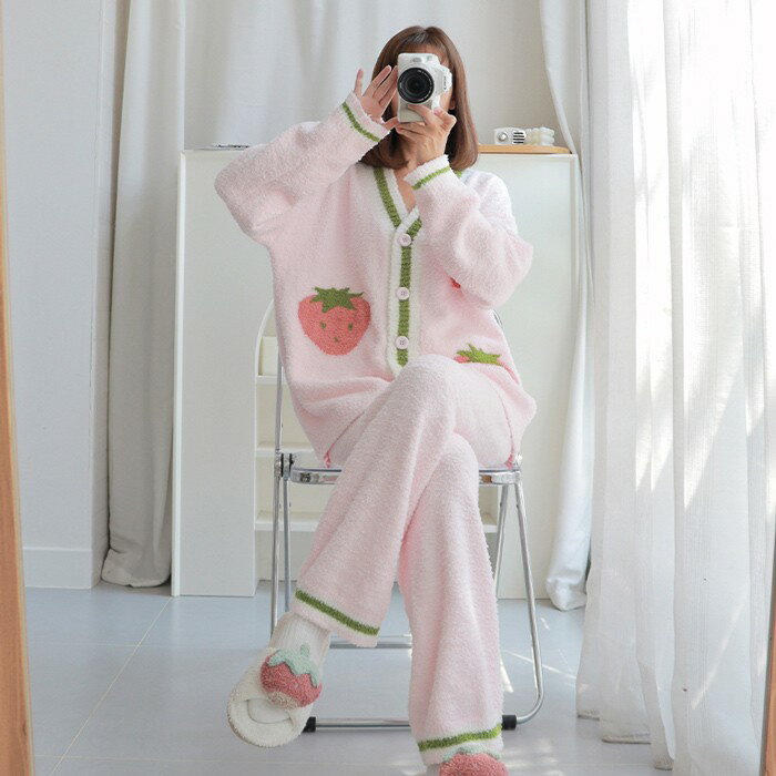 ルームウェア レディース いちご 長袖 冬 ふんわり もこもこ ボア 防寒 保温 トップス ルームパンツ 上下セット セットアップ 2点セット パジャマ 部屋着 ゆったり 起毛 ロングパンツ ドロップショルダー dh094zbzbjc