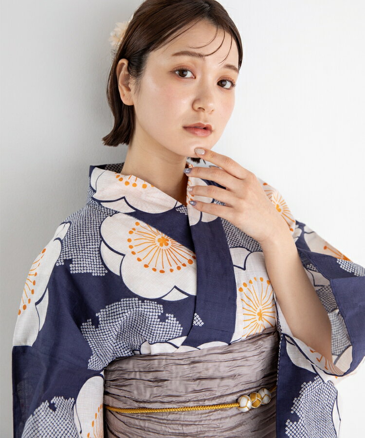 ー yukatakan grace 2026 recommended ー ■ゆかた館グレースのこだわり浴衣5点セット！ 浴衣＋帯＋下駄＋腰紐2本＋簡単着付けお手入れBOOK -point1- 伝統的な浴衣の図案に現代的な配色を施したオリジナル浴衣です。 定番の浴衣が着たい、トレンドに敏感な方にオススメです。 -point2- 腰紐2本が付いているので、このセットだけで最後まで着付けられます。 初心者でも簡単に着られるようにイラストでわかりやすい着付けの冊子が付いています。 -point3- セットの兵児帯(へこおび）は、生地が柔らかく着ているときも楽に過ごせます。 着崩れした際にも、自分で簡単に手直し出来るので安心です。 【サイズ】 浴衣 Sサイズ (身丈：155cm そで丈：49cm 裄丈：66cm) Mサイズ (身丈：165cm そで丈：49cm 裄丈：67cm) 適応身長 Sサイズ約145〜158cm位 Mサイズ約155〜168cm位 帯：フリーサイズ (約4m) 下駄：フリーサイズ (約23.0〜24.5cm) 腰紐：フリーサイズ (約2m) 【素材】 浴衣：綿100% 帯：ポリエステル100% 下駄：桐台 腰紐：ポリエステル100% ※注意事項※ ・レース飾りや帯飾りは別売りとなります。 ・商品生産背景上、商品ごとに生地の取り方が異なってくるため、モデル着用の画像と柄の配置が異なっている場合がありますが、あらかじめ了承の上お買い求めください。 ・帯の色味については、染色ロットにより若干誤差がある場合がございます。 ・下駄の鼻緒はお選びいただけません。 ・撮影時のライティング、ご覧になっているモニター環境により、実際の商品と色味が異なって見える場合がございます。 洗濯：洗濯機使用可(ネット使用)