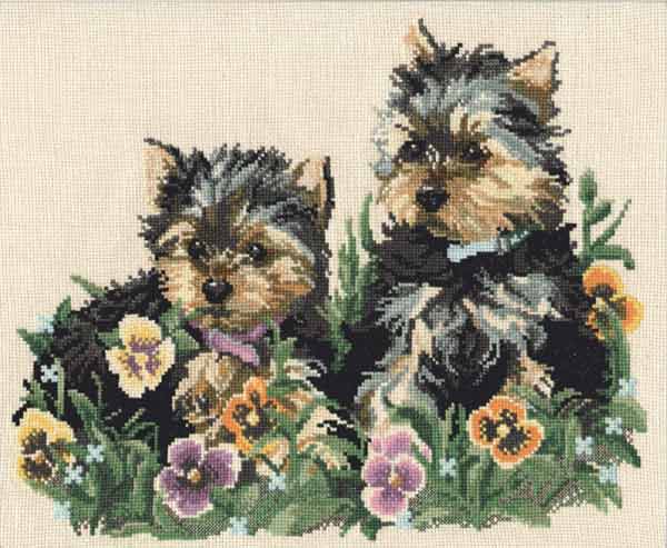 ロシアのメーカーから輸入されたクロスステッチキットは、つぶらな瞳の犬と可憐な草花との組み合わせが可愛いデザイン。ヨークシャーテリアのキュートな毛色を、ちくちくと描いてみましょう。日本語の補足資料付きです。