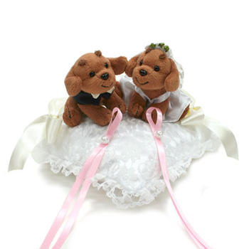 子犬のリングピロー 【ミニチュアダックス】 結婚祝いや、思い出に! ドレス姿のワンコがカワイイ♪ 【楽ギフ_包装】【楽ギフ_包装選択】【楽ギフ_メッセ入力】【s...