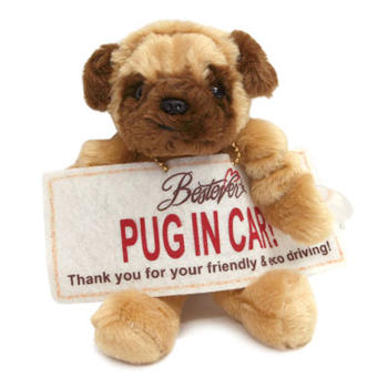 カー用品　【パグ】　超キュート♪　ぬいぐるみのカーサイン　わんちゃんが乗ってま〜すっ！　BE