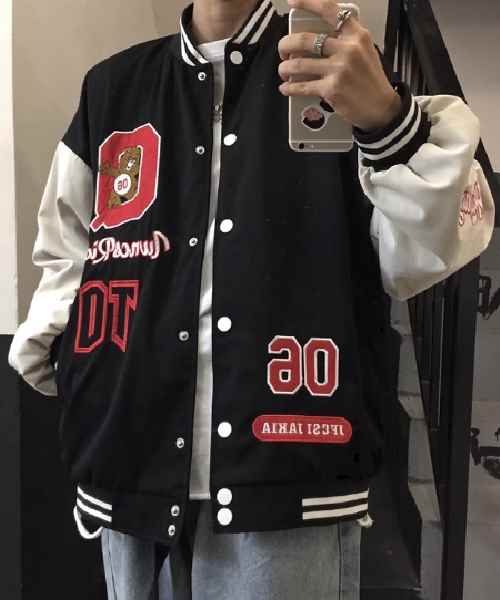 ユニフォーム風のユニセックスなカジュアルジャケットです。ベースボールカラーがスポーティーで個性的な印象に！刺繍やステッチデザインはアメリカンな雰囲気漂わせ、ストリートファッションにぴったりです。色展開 ブラック ブルーサイズ M L XL 2XLサイズ(cm)M /着丈 72 /バスト 140 /肩幅 63 /袖丈 61L /着丈 74 /バスト 144 /肩幅 65 /袖丈 62XL /着丈 76 /バスト 148 /肩幅 67 /袖丈 632XL /着丈 0 /バスト 0 /肩幅 0 /袖丈 0《商品について》※当ショップは海外からのノーブランド商品になります。海外製品のため日本商品に比べ品質が劣る場合がございます。糸のほつれ、多少の汚れやシミ、ファスナーが固い、デザインの若干の違いなどは不良品には該当しませんのでご了承ください。お手持ちの携帯やPCの画面設定の影響により、実物と色味が異なって見える場合がございます。※当ショップはお客様より注文を確認した上でメーカーに発注しておりますので返品、交換は出来かねます。ご了承下さいませ。《発送について》お取り寄せ商品のため、ご入金確認後、お届けまでに「10-24日程度」のお時間がかかります。通常よりもお時間がかかってしまう場合もございます。欠品や商品の不具合などにより、商品をお届けすることができず、ご注文をキャンセルさせていただく場合もございますのでご了承ください。※当ショップの商品はお取り寄せ商品につき、入金確認後メーカーへ発注させて頂きます。※メーカーにて在庫切れの場合は、速やかに返金させて頂きます。《返品についての特約に関する事項》ご注文確定後、発注後のキャンセルやサイズなどの内容変更は承っておりません。注文時によくご確認ください商品に欠陥がある場合を除き、基本的には返品や交換には応じません。最後までご覧くださり、ありがとうございました。24-00079 メンズ ユニフォーム風 男女兼用 ユニセックス ジャケット カジュアルジャケット ミドル丈 長袖 ボリューム袖 ベースボールカラー ストリート 刺繍 ふっくら ボタン ステッチ 綿 かわいい カジュアル ラフ スポーティー 個性的 存在感 アメリカン キャラクター ステッチ ロゴ 文字 英語 数字 春 秋 冬 男女兼用 ユニセックス 学生 お出かけ アウトドア ジム 休日 スポーツ お揃い 楽ちん 暖かい 体型カバー M L XL 2XL ゆったり ブラック ブルー