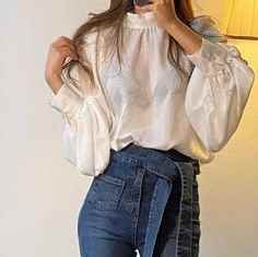 レディース トップス シャツ ブラウス 長袖 バルーン袖 スタンドカラー フェミニン かわいい 大人可愛い きれいめ シンプル 上品 おしゃれ かっこいい レトロ ガーリー エレガント モダン 存在感 フォーマル とろみ感 抜け感 都会的 ラグジュアリー クラシカル