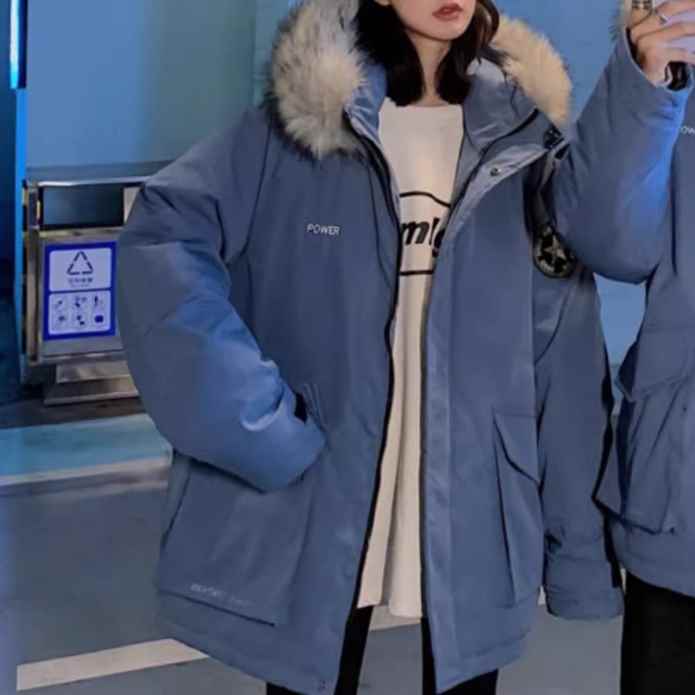 レディース ジャケット コート アウター 上着 ファー 前開き 長袖 ボリューム袖 フード ワイド オーバーサイズ ファスナー ポケット ファー フェイクファー 厚手 かわいい 大人可愛い シンプル カジュアル おしゃれ かっこいい レトロ こなれ感 ラフ メンズライク