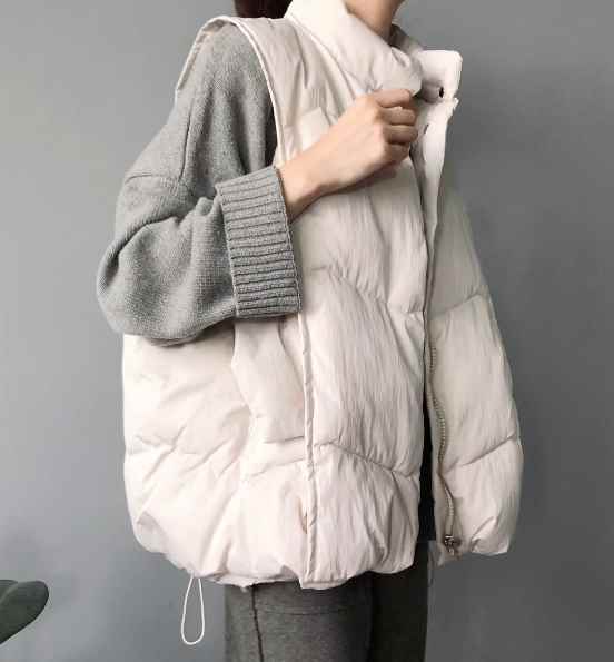 レディース ジャケット ベスト 袖なし ハイネック ファスナー ポケット 前開き キルティング 厚手 中綿 かわいい 大人可愛い きれいめ シンプル カジュアル おしゃれ かっこいい こなれ感 ラフ ナチュラル 清潔感 爽やか 無地 冬 通勤 学生 学校 デート 公園 女子会