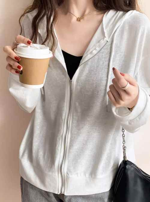 お手持ちの服にプラスするだけで、一気におしゃれに見えるレディースパーカーが登場しました！フード付きで機能的、薄手で軽やかな着心地の一枚。普段使いからデートや女子会まで、幅広いシーンで活躍します。色展開 ホワイト ブルー ピンク グリーンサイズ フリーサイズサイズ(cm)フリーサイズ /着丈 58 /バスト 126 /肩幅 56 /袖丈 55《商品について》※当ショップは海外からのノーブランド商品になります。海外製品のため日本商品に比べ品質が劣る場合がございます。糸のほつれ、多少の汚れやシミ、ファスナーが固い、デザインの若干の違いなどは不良品には該当しませんのでご了承ください。お手持ちの携帯やPCの画面設定の影響により、実物と色味が異なって見える場合がございます。※当ショップはお客様より注文を確認した上でメーカーに発注しておりますので返品、交換は出来かねます。ご了承下さいませ。《発送について》お取り寄せ商品のため、ご入金確認後、お届けまでに「10-24日程度」のお時間がかかります。通常よりもお時間がかかってしまう場合もございます。欠品や商品の不具合などにより、商品をお届けすることができず、ご注文をキャンセルさせていただく場合もございますのでご了承ください。※当ショップの商品はお取り寄せ商品につき、入金確認後メーカーへ発注させて頂きます。※メーカーにて在庫切れの場合は、速やかに返金させて頂きます。《返品についての特約に関する事項》ご注文確定後、発注後のキャンセルやサイズなどの内容変更は承っておりません。注文時によくご確認ください商品に欠陥がある場合を除き、基本的には返品や交換には応じません。最後までご覧くださり、ありがとうございました。24-02689 レディース トップス パーカー 羽織 長袖 フード ファスナー 薄手 かわいい 大人可愛い カジュアル ラフ 知的 清潔感 爽やか ポップ 無地 学生 学校 通学 デート 女子会 休日 韓国 オルチャン コーデ 体型カバー プチプラ 普段使い 着回し モテ 清楚 トレンド 大きいサイズ ゆったり ゆる フリーサイズ ホワイト ピンク ブルー グリーン 大人カラー 春カラー