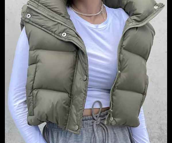 レディース ジャケット ベスト アウター 上着 ダウン ダウンベスト ショート 袖なし ノースリーブ スタンドカラー ポケット ボタン 綿 大人可愛い きれいめ シンプル カジュアル 上品 おしゃれ かっこいい レトロ メンズライク ボーイッシュ スポーティー クール