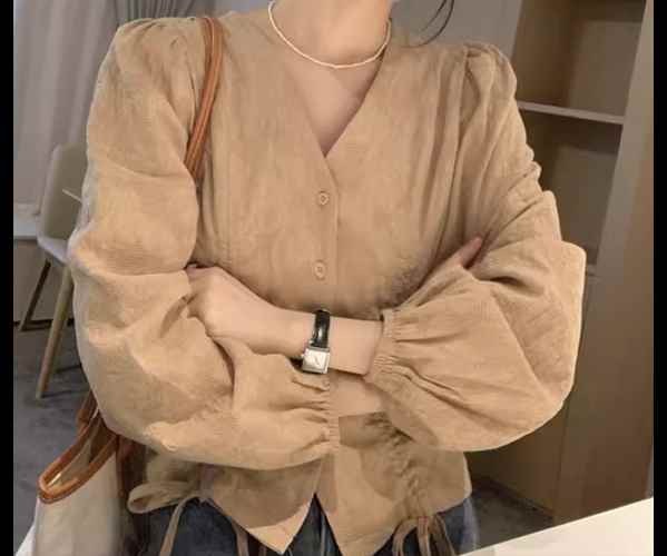 樂天商城 - レディース トップス シャツ ショート 長袖 パフスリーブ Vネック ストレート フェミニン リボン ボタン かわいい 大人可愛い きれいめ シンプル カジュアル 上品 おしゃれ ガーリー エレガント キュート ナチュラル 清潔感 シック 優しい 穏やか フェアリー 柔らかい