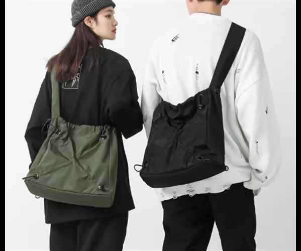 樂天商城 - バッグ カバン レディース メンズ 男女権用 ユニセックス ショルダー 斜めがけ 肩がけ 大容量 折り畳み可能 スクエア 四角 ポケット ファスナー 柔らかい ソフト シンプル カジュアル お洒落 かっこいい レトロ ラフ ボーイッシュ スポーティー クール スタイリッシュ