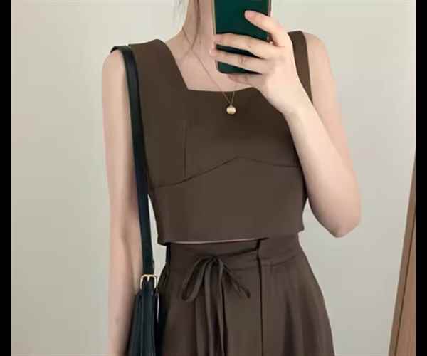 レディース トップス カットソー プルオーバー ショート クロップド丈 袖なし ノースリーブ スクエアネック スリム 細身 異国風 かわいい 大人可愛い シンプル カジュアル おしゃれ かっこいい ラフ ボーイッシュ クール 抜け感 ラグジュアリー ナチュラル セクシー