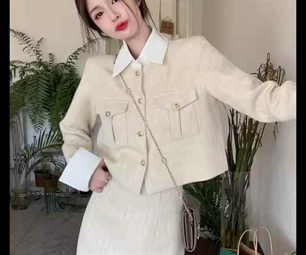 重ね着風 フェイクツーピース レディース ジャケット コート アウター 上着 ショート クロップド丈 長袖 襟付き ポロカラー フェミニン 前開き 異国風 ボタン かわいい 大人可愛い きれいめ シンプル カジュアル 上品 おしゃれ かっこいい レトロ こなれ感 ボーイッシュ