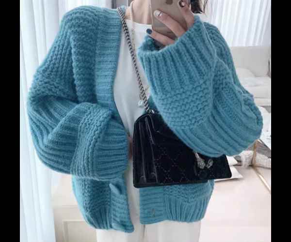 レディース トップス ニット カーディガン ミドル丈 長袖 ドロップショルダー Vネック フェミニン 前開き ボタン 厚手 かわいい 大人可愛い シンプル カジュアル おしゃれ レトロ こなれ感 ボーイッシュ ガーリー ルーズ キュート 秋 冬 デート お出かけ 重ね着 韓国