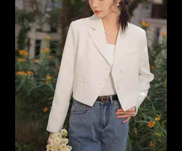 レディース ジャケット スーツ アウター 上着 ショート クロップド丈 長袖 Vネック 襟付き スーツカラー ストレート フェミニン 異国風 ボタン かわいい 大人可愛い きれいめ シンプル カジュアル 上品 おしゃれ かっこいい レトロ こなれ感 ボーイッシュ クール