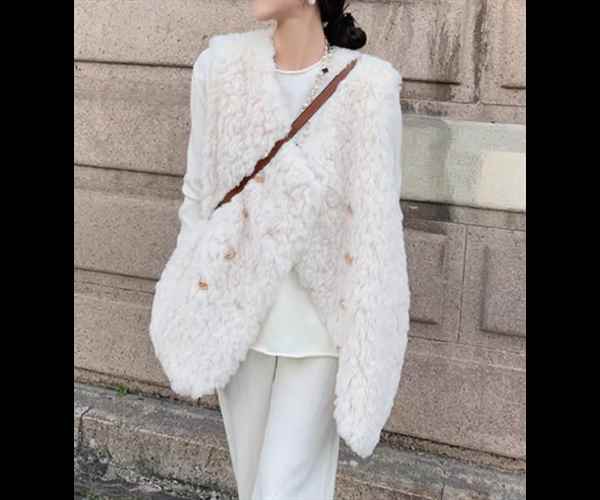 レディース ジャケット ベスト ウール 羽織 前開き ミドル丈 袖なし ノースリーブ Vネック フェミニン もこもこ ふわふわ ボタン 毛皮 かわいい 大人可愛い きれいめ シンプル カジュアル 上品 おしゃれ かっこいい こなれ感 クール エレガント 存在感 キュート