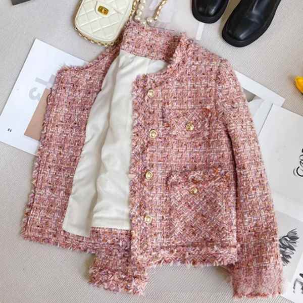スタイルジャケット レディース トップス ジャケット アウター 上着 ノーカラージャケット ブレザー ミディアム丈 長袖 ラウンドネック 襟なし ノーカラー ストレート フェミニン ボタン フリンジ ツイード ウール 大人可愛い カジュアル 上品 おしゃれ ガーリー