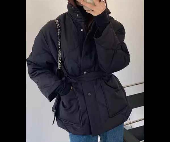 レディース コート アウター 上着 ミドル丈 長袖 ハイネック スタンドカラー ストレート ウエストマーク ウエストリボン ポケット ボタン 厚手 コットン かわいい 大人可愛い シンプル カジュアル 上品 おしゃれ かっこいい レトロ ボーイッシュ スポーティー クール