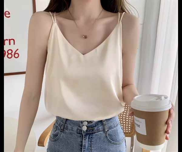 レディース トップス プルオーバー キャミソール インナー ミドル丈 袖なし ノースリーブ Vネック ストレート 背中開き フェミニン サテン ストレッチ 伸縮性 かわいい 大人可愛い きれいめ シンプル カジュアル 上品 おしゃれ かっこいい ラフ クール エレガント