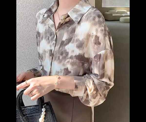 レディース トップス シャツ ブラウス ミドル丈 長袖 襟付き ポロカラー フェミニン シフォン 前開き ボタン 大人可愛い きれいめ カジュアル 上品 おしゃれ かっこいい こなれ感 ルーズ 個性的 クール エレガント ラグジュアリー 知的 ハンサム シック 高級感 プリント