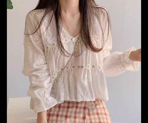 レディース トップス シャツ カットソー プルオーバー ショート クロップド丈 長袖 ベルスリーブ Vネック フェミニン レース 透け感 異国風 透かし編み かわいい 大人可愛い きれいめ カジュアル 上品 おしゃれ レトロ ガーリー エレガント キュート シック 高級感