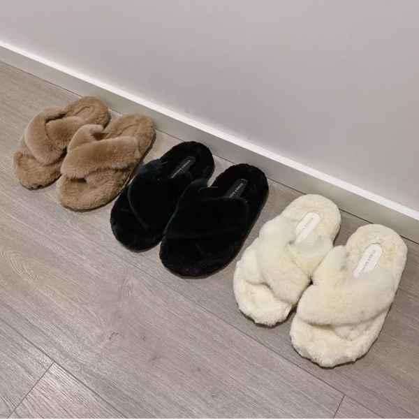 スポンジケーキのような綿の柔らかな履き心地。厚底デザインで足元も暖かく、妖精のような女性を演出すること間違いなしのスリッパ。安定感があり軽くて歩きやすく滑り止め効果もあり、屋内外どちらでもOK！。モコモコの毛皮のようなスリッパで、秋冬のお出かけをもっと素敵にしてみませんかーーーーーーーーーーーーーーーーーーーーーーーーーーーー＜素　材＞表面：スエード底 ：複合素材＜カラー＞ 3色ございますブラウンホワイトブラック＜サイズ＞ 35・36・37・38・39・40・35サイズ：22.5cm・36サイズ：23.0cm・37サイズ：23.5cm・38サイズ：24.0cm・39サイズ：24.5cm・40サイズ：25.0cm※ヒール高：約4.0cm(ミディアムヒール)ーーーーーーーーーーーーーーーーーーーーーーーーーーーー《商品について》※当ショップは海外からのノーブランド商品になります。海外製品のため日本商品に比べ品質が劣る場合がございます。糸のほつれ、多少の汚れやシミ、ファスナーが固い、デザインの若干の違いなどは不良品には該当しませんのでご了承ください。お手持ちの携帯やPCの画面設定の影響により、実物と色味が異なって見える場合がございます。※当ショップはお客様より注文を確認した上でメーカーに発注しておりますので返品、交換は出来かねます。ご了承下さいませ。《発送について》お取り寄せ商品のため、ご入金確認後、お届けまでに「10-24日程度」のお時間がかかります。通常よりもお時間がかかってしまう場合もございます。欠品や商品の不具合などにより、商品をお届けすることができず、ご注文をキャンセルさせていただく場合もございますのでご了承ください。※当ショップの商品はお取り寄せ商品につき、入金確認後メーカーへ発注させて頂きます。※メーカーにて在庫切れの場合は、速やかに返金させて頂きます。《返品についての特約に関する事項》ご注文確定後、発注後のキャンセルやサイズなどの内容変更は承っておりません。注文時によくご確認ください商品に欠陥がある場合を除き、基本的には返品や交換には応じません。最後までご覧くださり、ありがとうございました。24-05505 3色展開 妖精スタイルの厚底毛皮のようなスリッパ レディース #綿のスリッパ#クロスオーバー サンダル スリッパ #厚底 4cm #もこもこ ふわふわ 柔らかい #暖かい オープントゥ スウェード ボア かわいい カジュアル 上品 おしゃれ かっこいい エレガント フェミニン スタイリッシュ 無地 秋 冬 無地 室内 お家デート デイリー 普段使い 22.5cm 23.0cm 23.5cm 24.0cm 24.5cm 25.0cm 白 黒 茶色