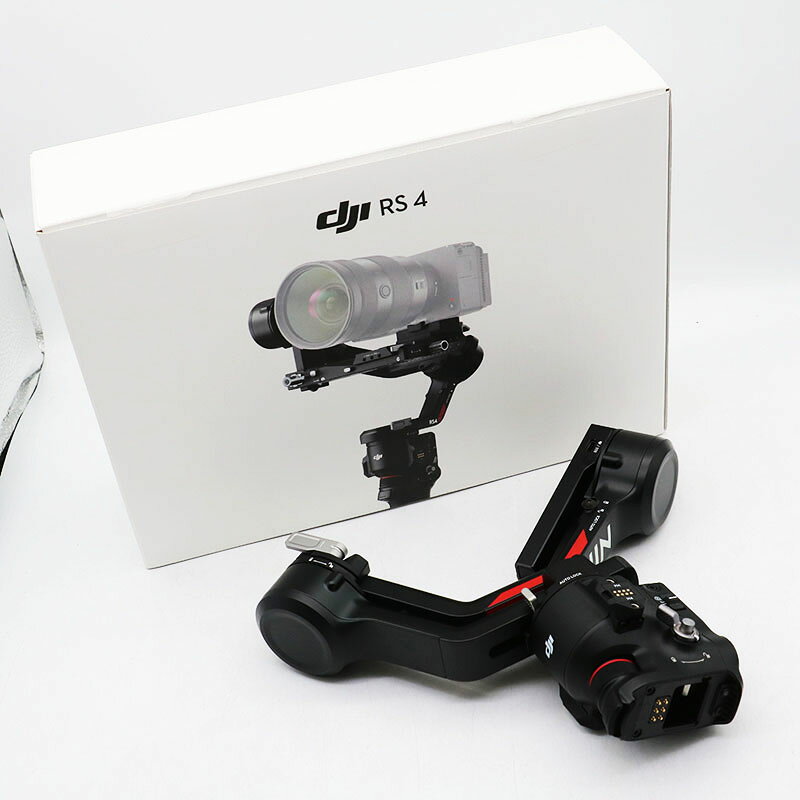 AAコンディション新品同様品ほとんど使用感がない、新品と同様に綺麗な中古品 ※「ジャンク品・初期動作保証外」と記載がある商品につきましては、いかなる理由の場合もキャンセル・返品はお受け出来かねます。 商品説明商品名DJI RONNIN RS4商品管理番号SR8-01-12状態目立った汚れや傷はなく、新品同様の大変綺麗な状態です。※詳しくは画像をご覧下さいませ。※こちらの商品は消毒済みです。動作通電、アプリ接続のみ確認済みです。※現状品での発送となります。動作に関しましては確認を行っていない動作未確認品でございます。動作保証外のため、万が一動作不良がありました場合も返品はお受けできかねますので、予めご了承ください。※バッテリーを使用する商品に関するご注意※バッテリーの消耗具合・稼働時間はわかりかねております。バッテリーは消耗品のため、バッテリー残量についての保証は致しかねます。付属品本体、バッテリーグリップ（モデル：BHX711-3000-7.2??V）×1、DJI RS 延長用グリップ／三脚（金属製）、DJI RS 下部クイックリリース プレート 、DJI RS 上部クイックリリース プレート、水平カメラマウント、USB-C充電用ケーブル、マルチカメラコントロールケーブル（Type-C）、Lens-Fastening Support、Screw Kit、製品ガイド類※記載されている物以外は付属されておりません。画像の内容が全てですのでご購入前にご確認ください。シリアル6ZYCN1C0095***