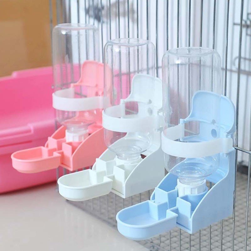 ペット用給水器 給水ボトル ウォーターボトル 犬 猫 取り付け式 水入れ 水飲み器 ケージ取り付け 取り外し可能 容器 水分 サイズ F サイズについての説明 サークルやゲージに固定したホルダーに取り付けるペット用給水器給水もラクラク！ハードキャリーに取り付けできる、スリムでコンパクトな給水器です。簡単に水の補給ができるので、外出時も安心。ボトルの取り外しが簡単にでき、お手入れも楽々。容量：350ml素材：プラスチック取り外し可能、安全な材質：全体分離式のデザインで、取り付けも取り外しも簡単にできますので、日常の使用には、とても洗いやすく、便利です。 素材 素材：プラスチック 色 ブルー ピンク ホワイト 備考 ●サイズ詳細等の測り方はスタッフ間で統一、徹底はしておりますが、実寸は商品によって若干の誤差(1cm～3cm )がある場合がございますので、予めご了承ください。 ●製造ロットにより、細部形状の違いや、同色でも色味に多少の誤差が生じます。 ●パッケージは改良のため予告なく仕様を変更する場合があります。 ▼商品の色は、撮影時の光や、お客様のモニターの色具合などにより、実際の商品と異なる場合がございます。あらかじめ、ご了承ください。 ▼生地の特性上、やや匂いが強く感じられるものもございます。数日のご使用や陰干しなどで気になる匂いはほとんど感じられなくなります。 ▼同じ商品でも生産時期により形やサイズ、カラーに多少の誤差が生じる場合もございます。 ▼他店舗でも在庫を共有して販売をしている為、受注後欠品となる場合もございます。予め、ご了承お願い申し上げます。 ▼出荷前に全て検品を行っておりますが、万が一商品に不具合があった場合は、お問い合わせフォームまたはメールよりご連絡頂けます様お願い申し上げます。速やかに対応致しますのでご安心ください。