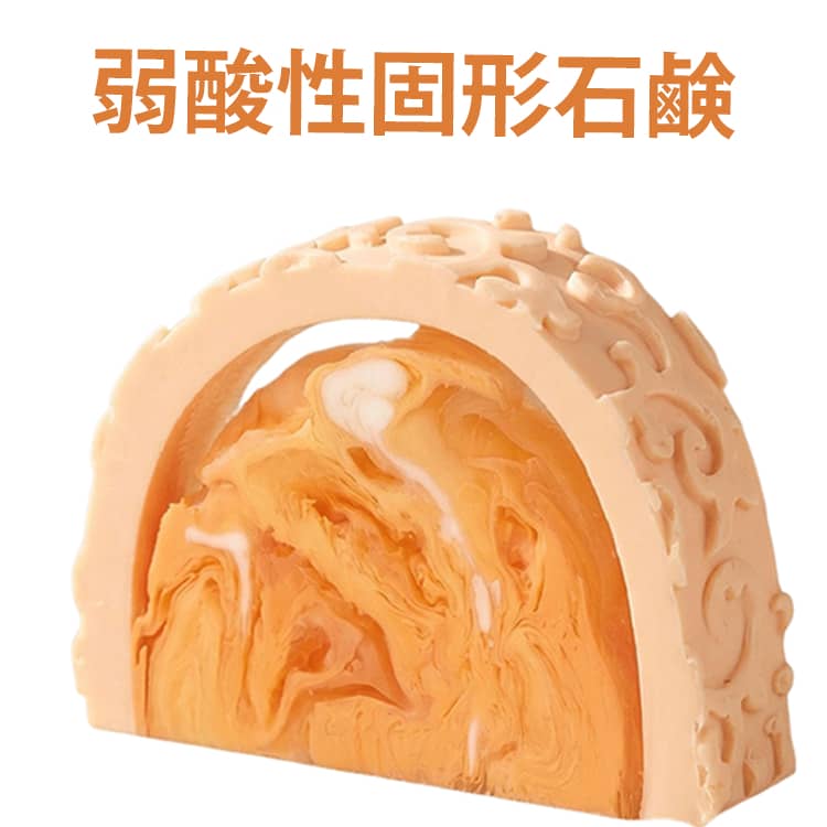しっとり洗い上げる全身用固形石けん。熟練した職人が手作業で一つ一つ丁寧に磨き上げました。弱酸性なので、全身の汚れをすっきり落としながら、しっとりとしたうるおいを保ちます。ボディだけでなく、フェイスにもお使いいただけます。 サイズ 6*6.5*1.8cm サイズについての説明 サイズ：6*6.5*1.8cm、重さ：約100g ※実寸はメジャー採寸の為、若干の誤差が生じる場合があります。成分:ソルビトール、ココナッツオイル、パーム核油ナトリウム、グリセリン、スクロース、脱イオン水、美容用マイカパウダー、トレハロース、スイートアーモンドオイル、オリーブオイル、グレープシードオイル 素材 その他 色 中性石けん 備考 ●サイズ詳細等の測り方はスタッフ間で統一、徹底はしておりますが、実寸は商品によって若干の誤差(1cm～3cm )がある場合がございますので、予めご了承ください。 ●製造ロットにより、細部形状の違いや、同色でも色味に多少の誤差が生じます。 ●パッケージは改良のため予告なく仕様を変更する場合があります。 ▼商品の色は、撮影時の光や、お客様のモニターの色具合などにより、実際の商品と異なる場合がございます。あらかじめ、ご了承ください。 ▼生地の特性上、やや匂いが強く感じられるものもございます。数日のご使用や陰干しなどで気になる匂いはほとんど感じられなくなります。 ▼同じ商品でも生産時期により形やサイズ、カラーに多少の誤差が生じる場合もございます。 ▼他店舗でも在庫を共有して販売をしている為、受注後欠品となる場合もございます。予め、ご了承お願い申し上げます。 ▼出荷前に全て検品を行っておりますが、万が一商品に不具合があった場合は、お問い合わせフォームまたはメールよりご連絡頂けます様お願い申し上げます。速やかに対応致しますのでご安心ください。
