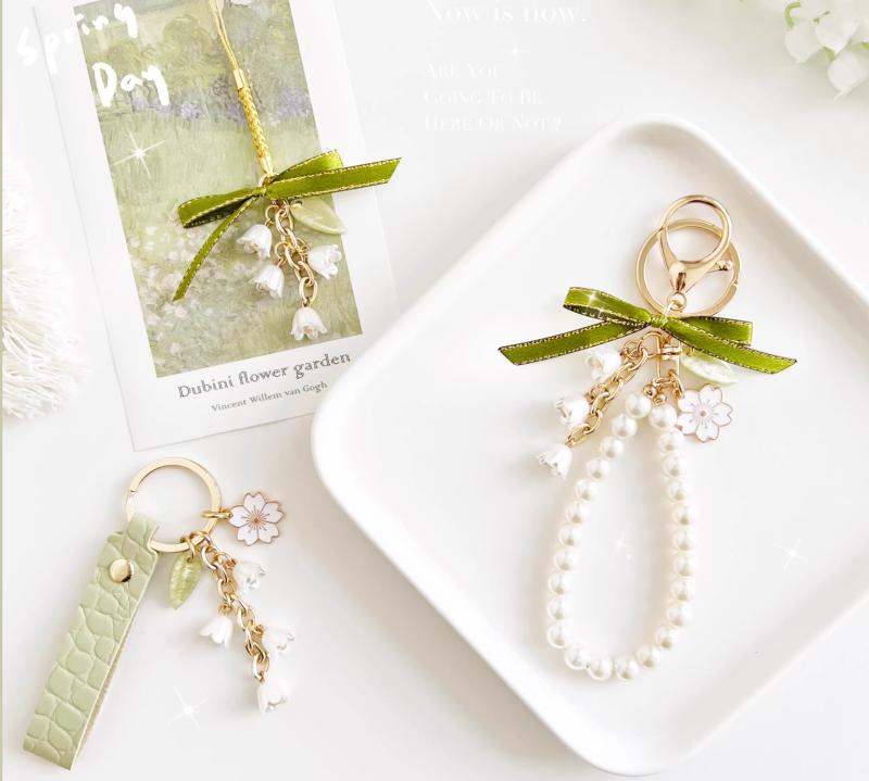 キーホルダー チャーム おしゃれ かわいい ギフト バッグ アクセサリー キーリング リボン スズラン パール ゴールド