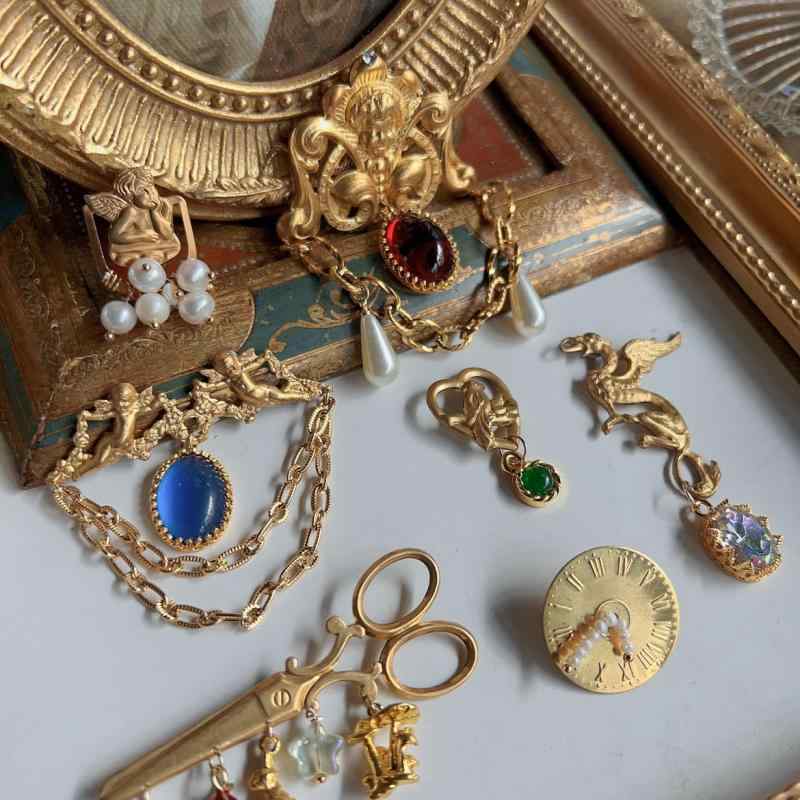 ブローチ ピン おしゃれ 天使 レディース アクセサリー コサージュ コート ジャケット ホワイト ブラック ブルー