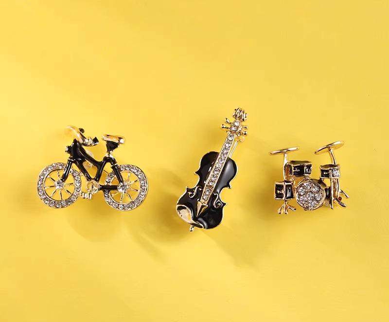 ブローチ レディース メンズ アクセサリー ピンブローチ おしゃれ バイオリン 音楽 楽器 かわいい レトロ 自転車 バッジ ブラック