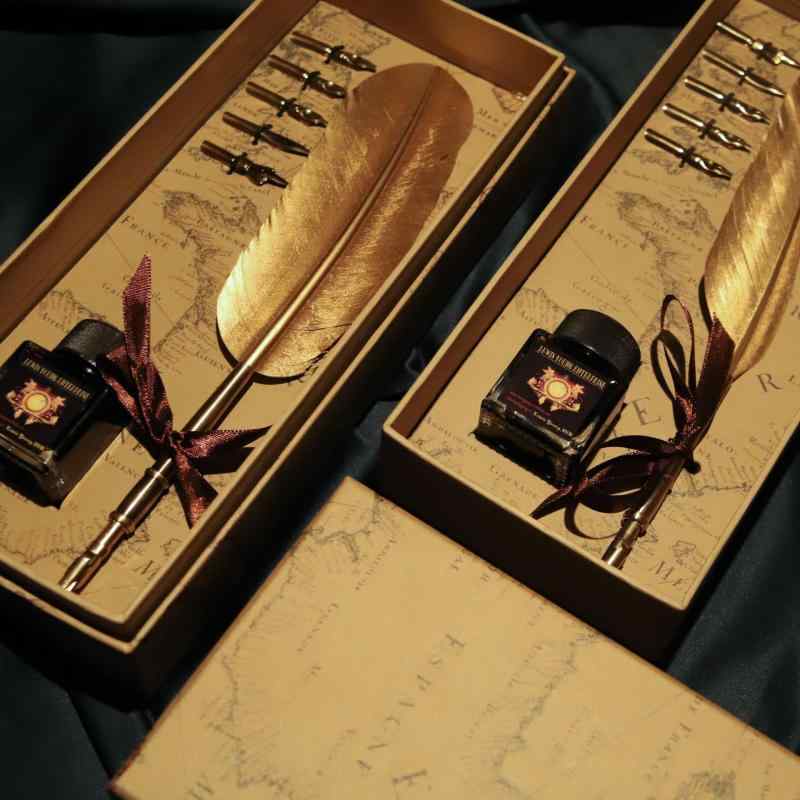 羽根ペン 付けペン 欧風 レトロ アンティーク調 ゴールド 筆記具セット 孔雀羽根 ガチョウ羽根 木製ハンドル ステンレスペン先 地図ボックス入り ギフト 豪華...