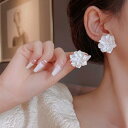 ピアス 韓国 S925シルバー針 ホワイト 白 花 フラワー 山茶花モチーフ プラスチック 樹脂製 ユニーク 個性的 デザイン 小ぶり スタッドピアス 耳飾り 日常使い 普段使い フェミニン かわいい