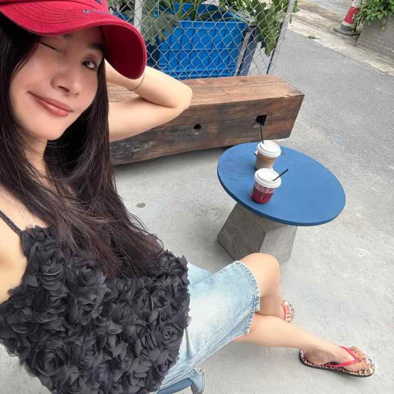 キャミソール レディース 韓国ファッション トレンド おしゃれ 立体ローズ 花びらモチーフ ショート丈 クロップド丈 ゆったり リラックスフィット ポリエステル ブラック トップス