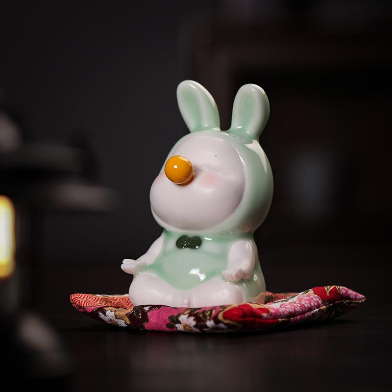 置き物 かわいい 遊び心のあるデザイン うさぎ ラビット 青磁 陶器 中国風 瞑想 座り姿 卓上 車内 イン..