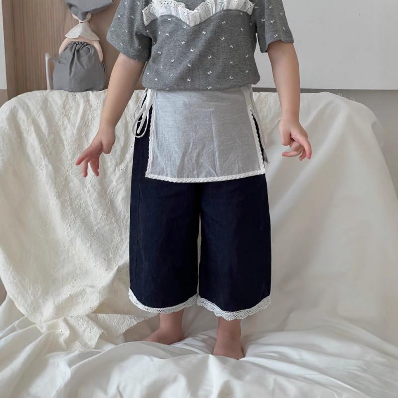 キッズ 女の子 デニムパンツ 九分丈 クロップド丈 夏物 薄手 軽量 コットン100% おしりフリルデザイン ..