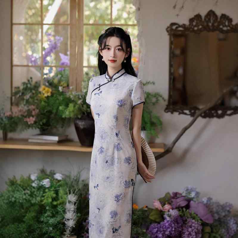 チャイナドレス レディース 新中式 改良デザイン ロング丈ワンピース 普段使い お出かけ 上品 エレガント 小柄向け 茶会 レトロ風 麻混 ポリエステル素材 半高襟 半袖 スリット入り 微ストレッチ