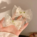 ヘアクリップ レディース オフホワイト カメリア レース リボン チュール ダッカールクリップ 上品 華やか ハンドメイド 布製 パーティー ヘアアクセサリー