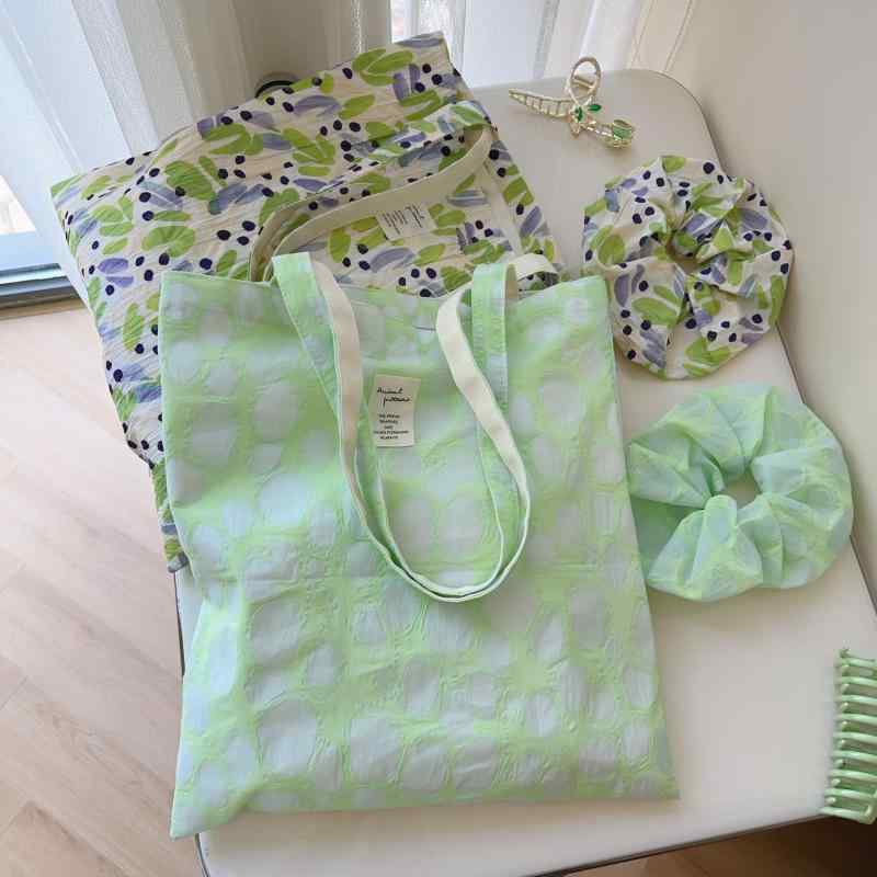 トートバッグ レディース 夏 肩掛け 綿帆布 キャンバス素材 縦型 スクエア シンプル ナチュラル シワ加工 プリントデザイン 総柄 デイリーユース 普段使い ミドルサイズ ソフト スマホポケット 内ポケット