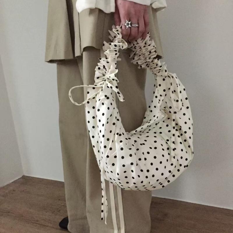 バッグ レディース 韓国風 モノトーン 水玉 ドット柄 プリーツ フリル ドローストリング 巾着 ショルダ..