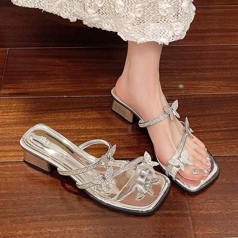 サンダル レディース 夏 太ヒール 蝶 ラインストーン クリスタル スクエアトゥ トゥリング 中ヒール エ..