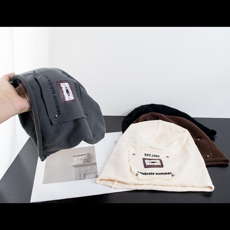 ニット帽 レディース 韓国風 甘辛 ルーズフィット ロゴワッペン レトロ ウォッシュ加工 綿素材 小顔効果 ビーニー 通気性 保温性 防風 カジュアルスタイル シンプル シック 万能アイテム ダークグレー ブラック オフホワイト ブラウン