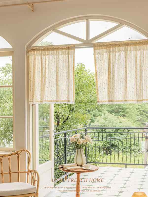 カフェカーテン フレンチスタイル デイジー柄 小花柄 レトロ アンティーク調 田園風 ナチュラル 綿混 ポリエステル混 フリル付き ショート丈 おしゃれ 小窓用 キッチン リビング 目隠し