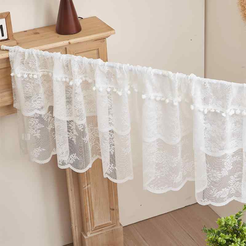 カフェカーテン アメリカン 北欧風 レース ポンポン付き ホワイト 白 花柄 ショート丈 キッチン 間仕切り 目隠し 出窓 小窓用 ドアカーテン リビング 寝室 書斎 棚 おしゃれ 装飾