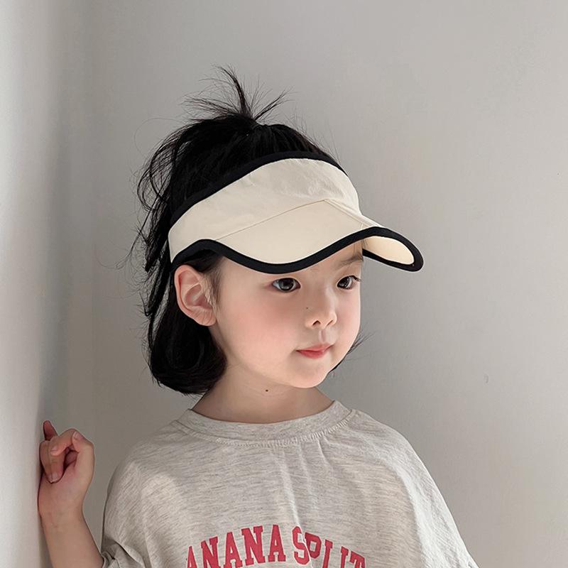 ・帽子の種類: サンバイザー・つばの形: 広つば・機能: 日よけ・スタイル: ナチュラル、フレッシュ、スイート・加工: プリント・カラー展開: ベージュ、パープル、ブラック、ホワイト、レッド、グリーン、ブルー・サイズ展開: 2〜8歳向け（頭囲48〜54cm対応、調節可能）