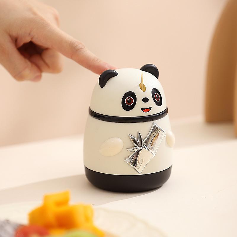 ・カテゴリ: つまようじ入れ・スタイル: キャラクター・主な素材: プラスチック・デザイン展開: 黒パンダ、茶パンダ・機能: 自動・用途: 日用雑貨、ギフト