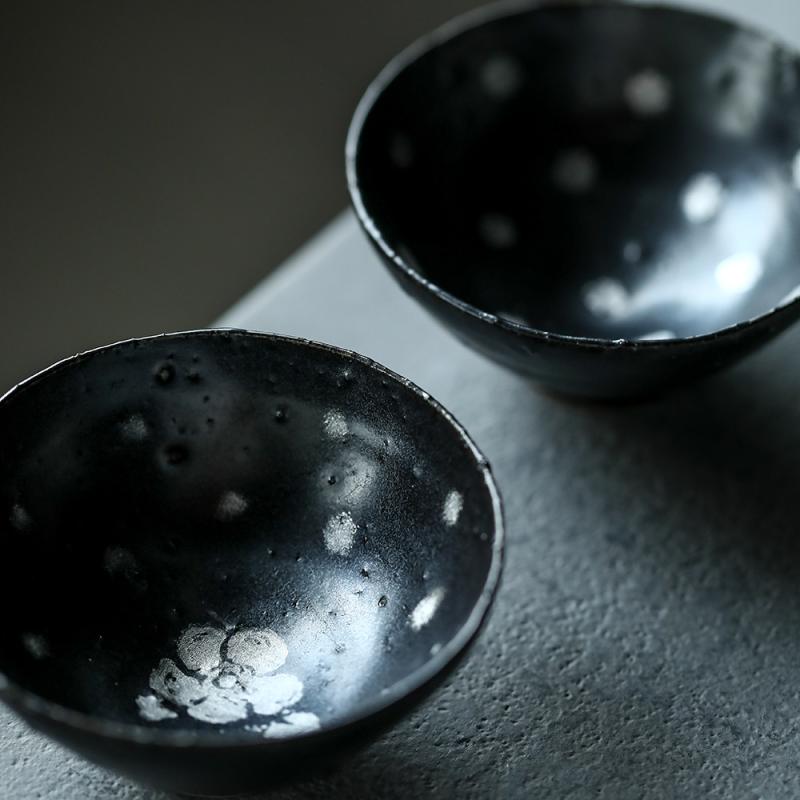 湯呑み 普洱茶杯 手作り 彫刻 手描き 銀彩 烏金釉 景徳鎮焼 陶磁器 和モダンデザイン 高級感 普段使い 来客用 おしゃれなカップ ティータイム リラックス
