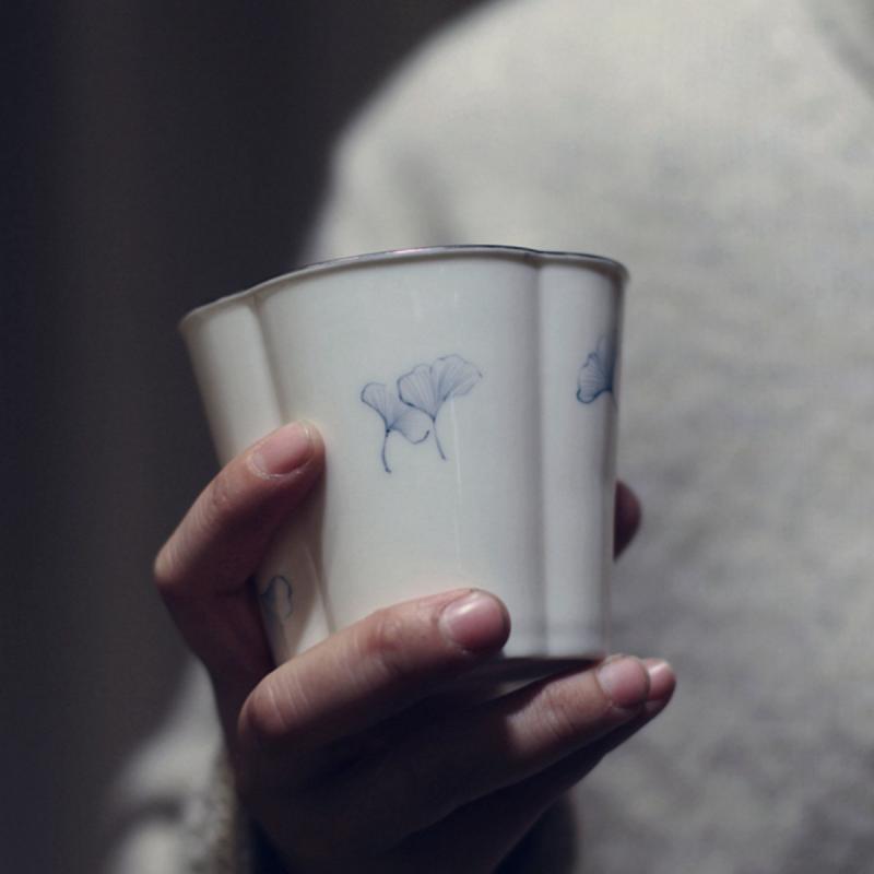 マグカップ 杏と銀白のハナカイドウ柄 陶磁器 釉下彩 手描き ハンドペイント 大容量 コーヒー ティー ..